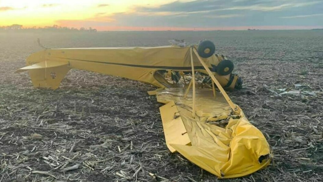 UTEN FLYGER: Flyet klatret til 200 fot før det satte kursen sydvestover og fløy nesten to og en halv mil. Landingen ble totalhavari. Foto: Merrick County Sheriff’s Office UTEN FLYGER: Flyet klatret til 200 fot før det satte kursen sydvestover og fløy nesten to og en halv mil. Landingen ble totalhavari. Foto: Merrick County Sheriff’s Office