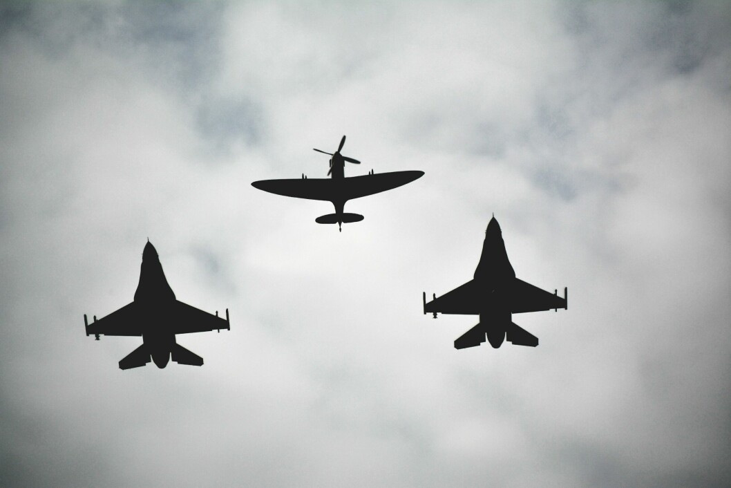 2 F-16 og Spitfire i formasjon på Telemark Airshow i 2019. Både 2020, og nå også, 2021 ble avlyst som følge av Covid-19.