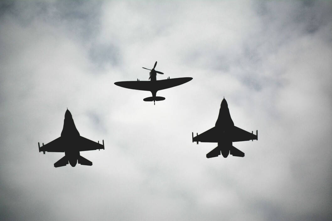 2 F-16 og Spitfire i formasjon på Telemark Airshow i 2019. Både 2020, og nå også, 2021 ble avlyst som følge av Covid-19. 2 F-16 og Spitfire i formasjon på Telemark Airshow i 2019. Både 2020, og nå også, 2021 ble avlyst som følge av Covid-19.