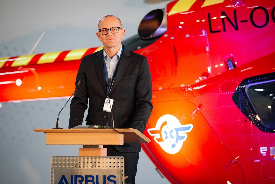 Fagsjef for flyoperative utvikling i Norsk Luftambulanse, Erik Normann tar imot utviklingshelikopteret ved flyfabrikken i Tyskland. Han uttrykte sin store tilfredsstillelse med å kunne ta i bruk denne spesielle maskinen etter å ha hentet 20 andre helikoptere ved fabrikken gjennom mange år. Foto: Airbus / Norsk Luftambulanse. Fagsjef for flyoperative utvikling i Norsk Luftambulanse, Erik Normann tar imot utviklingshelikopteret ved flyfabrikken i Tyskland. Han uttrykte sin store tilfredsstillelse med å kunne ta i bruk denne spesielle maskinen etter å ha hentet 20 andre helikoptere ved fabrikken gjennom mange år. Foto: Airbus / Norsk Luftambulanse.
