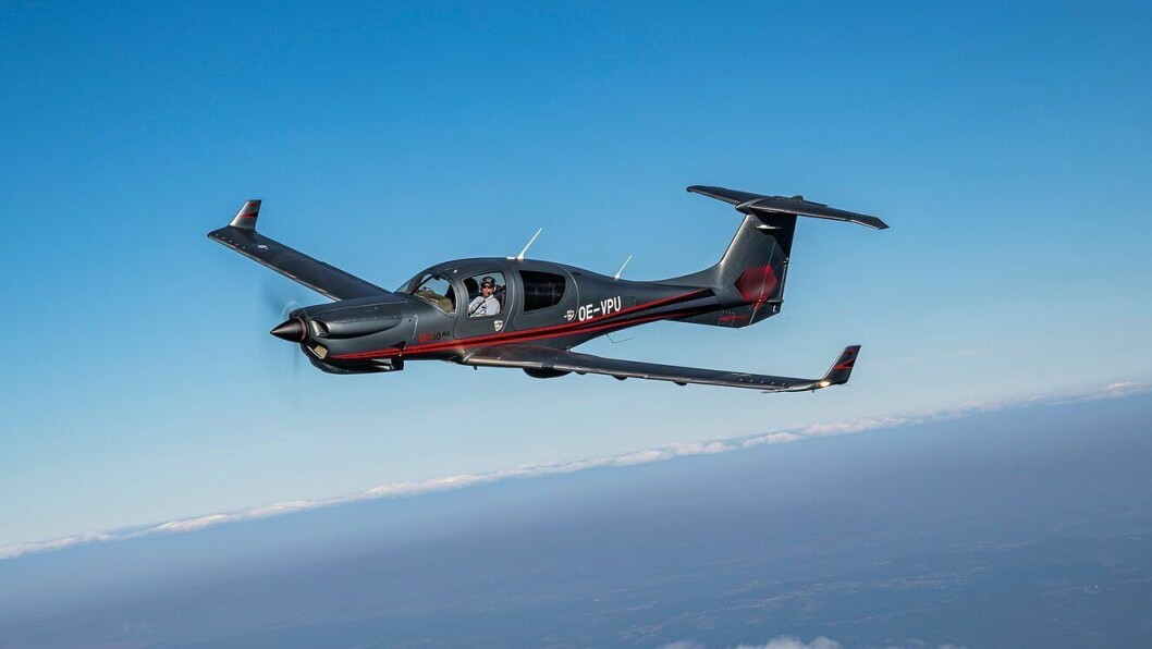 I LUFTEN: Flyet, med registreringen OE-VPU, fløy hele veien fra fabrikken i Wiener Neustadt, Østerrike, til Ontario, Canada. Derfra gikk ferden videre til Oshkosh, Wisconsin i USA. Foto: Diamond Aircraft I LUFTEN: Flyet, med registreringen OE-VPU, fløy hele veien fra fabrikken i Wiener Neustadt, Østerrike, til Ontario, Canada. Derfra gikk ferden videre til Oshkosh, Wisconsin i USA. Foto: Diamond Aircraft