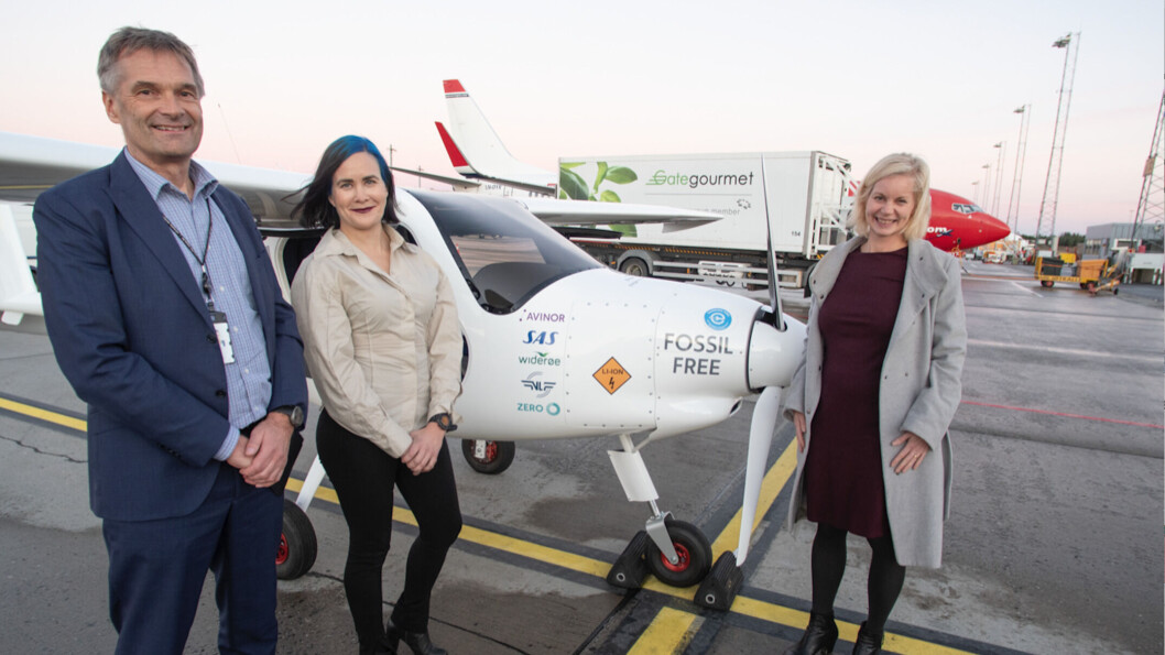Sentrale i el-fly-prosjektet er blant andre, fra venstre, Avinors konsernsjef Abraham Foss, NLFs nyvalgte president Rebecca Hansen og leder i miljøorganisasjonen Zero, Sigrunn Gjerløw Aasland. Flyet er LN-ELB, et elektrisk fly av typen Pipistrel Velis Electro. (Foto: Martin Nilsen) Sentrale i el-fly-prosjektet er blant andre, fra venstre, Avinors konsernsjef Abraham Foss, NLFs nyvalgte president Rebecca Hansen og leder i miljøorganisasjonen Zero, Sigrunn Gjerløw Aasland. Flyet er LN-ELB, et elektrisk fly av typen Pipistrel Velis Electro. (Foto: Martin Nilsen)