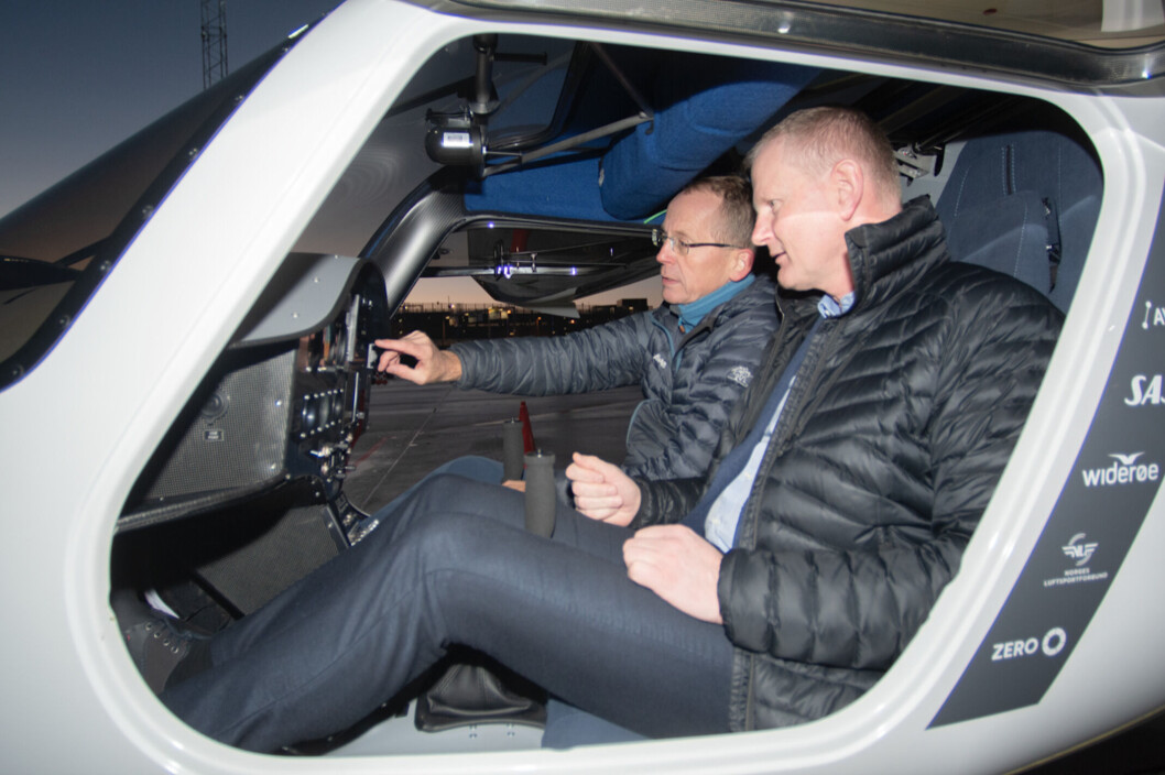 Stortingsrepresentant Erlend Larsen (nærmest) bestilte straks en prøvetur med pilot Helge Storflor i den splitter nye LN-ELB som nå har fått ca åtte flytimer i norsk luftrom.(Foto: Martin Nilsen). Stortingsrepresentant Erlend Larsen (nærmest) bestilte straks en prøvetur med pilot Helge Storflor i den splitter nye LN-ELB som nå har fått ca åtte flytimer i norsk luftrom.(Foto: Martin Nilsen).