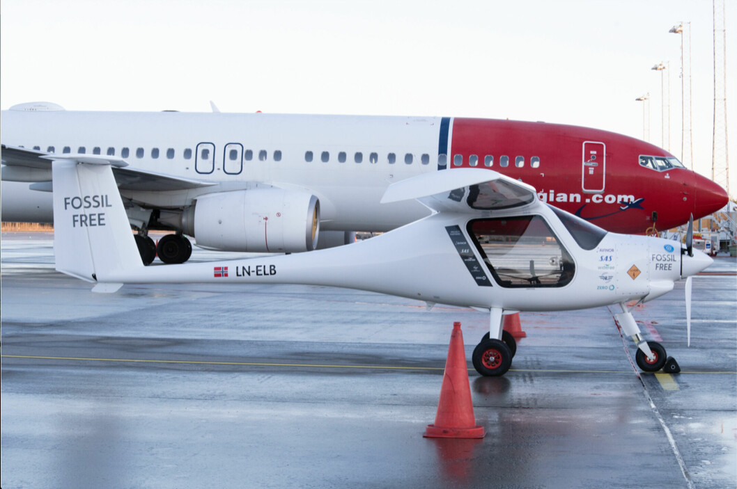 Foreløpig kun til bruk for allmennflygere, men kommersiell luftfart er med på utviklings-laget, riktignok representert ved konkurrentene til 737-eren i bakgrunnen, SAS ogWiderøe.(Foto: Martin Nilsen).