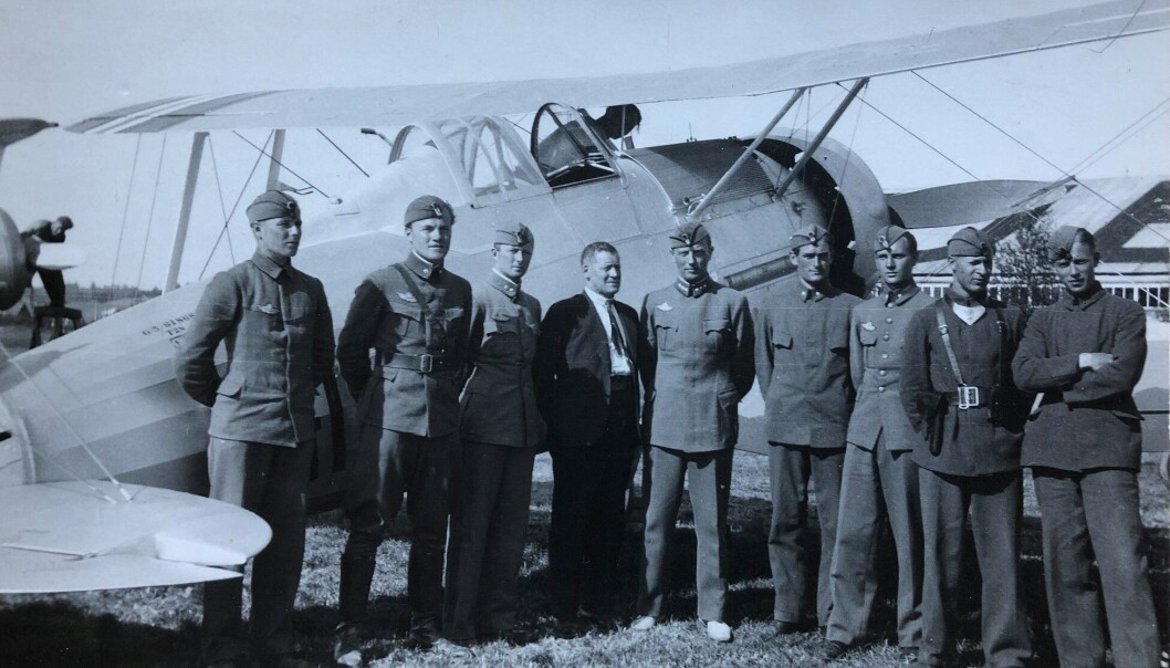 Kjeller, sommeren 1938. Fire av Gladiatorflygerne som fløy 9. april 1940 er med på bildet: Sersjant Per Waaler ytterst til venstre. Fenrik Dag Krohn ved siden av PW. Nummer to fra høyre er Finn Thorsager. Nummer fire fra høyre fenrik Arve Braathen. Alle de syv gladiatorflygerne havnet i alliert tjeneste senere i krigen som flygere. Kjeller, sommeren 1938. Fire av Gladiatorflygerne som fløy 9. april 1940 er med på bildet: Sersjant Per Waaler ytterst til venstre. Fenrik Dag Krohn ved siden av PW. Nummer to fra høyre er Finn Thorsager. Nummer fire fra høyre fenrik Arve Braathen. Alle de syv gladiatorflygerne havnet i alliert tjeneste senere i krigen som flygere.
