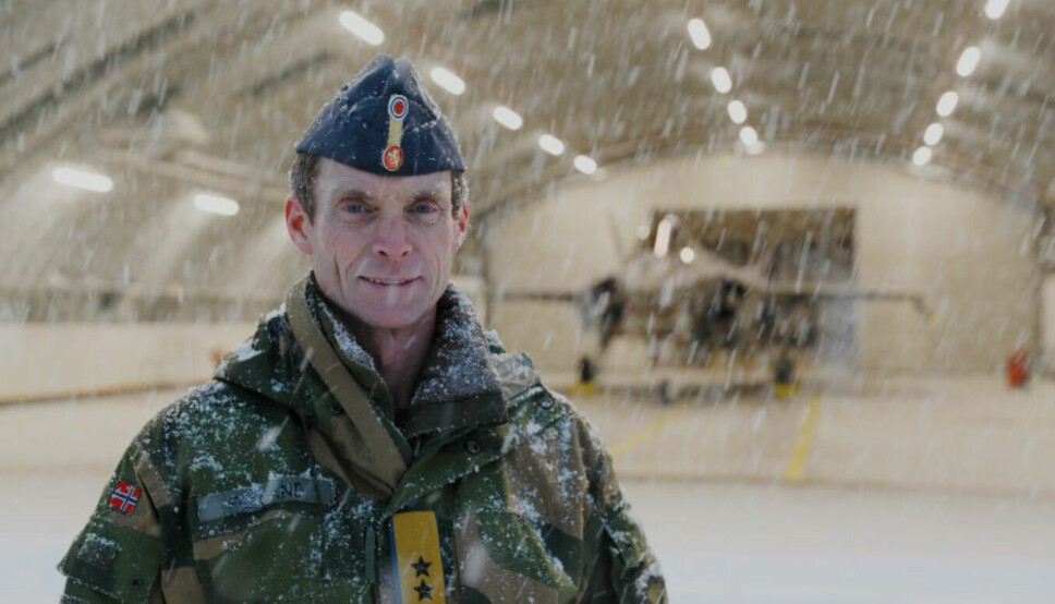 Sjef Luftforsvaret, generalmajor Rolf Folland, foran et av F-35A flyene på Evenes flystasjon. Foto: Torbjørn Kjosvold / Forsvaret