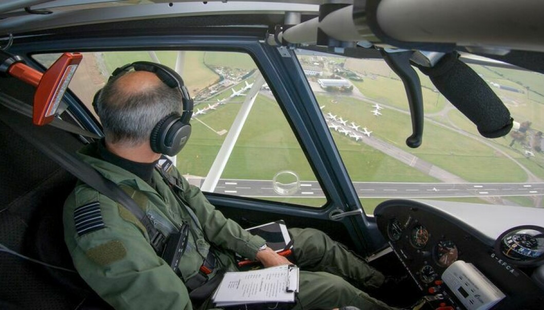 Testflyger i det britiske forsvaret, Peter ‘Willy’ Hackett, flyr over flyplassen i Cotswold med syntetisk drivstoff på tanken. Foto: Royal Air Force