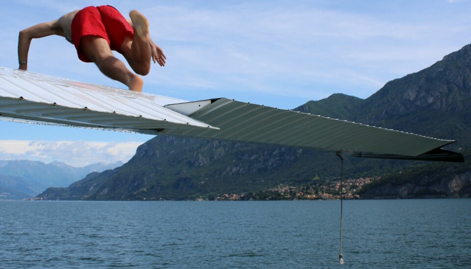 GOD MORGEN: En tidlig morgen i en av fjordarmene til Comosjøen. En av de store fordelene med sjøfly er at du kan stupe fra vingen.