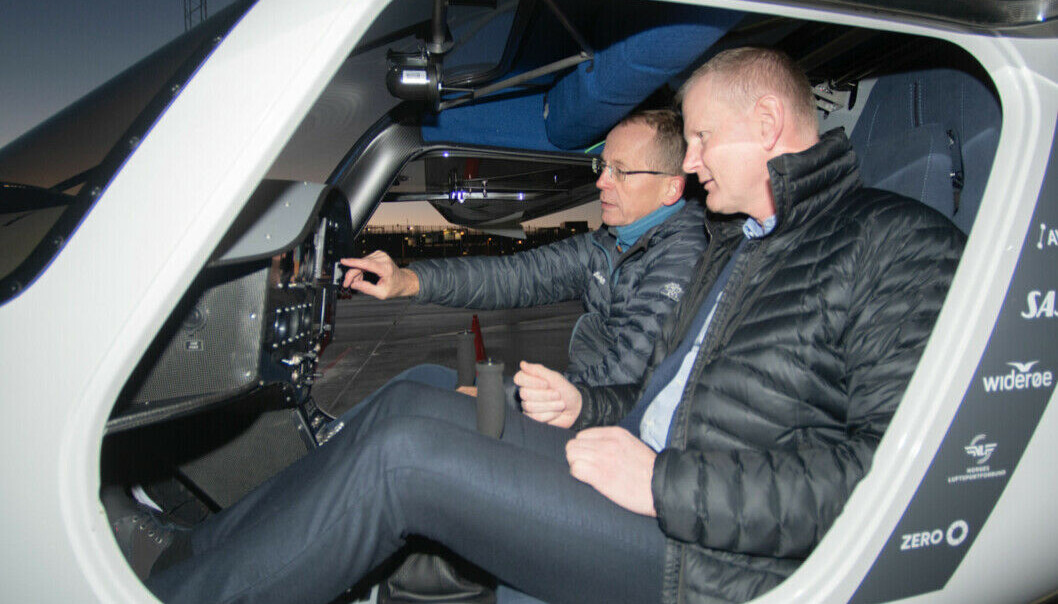 Erlend Larsen (nærmest) får her en orientering av Helge Storflor om Norges eneste el-fly, LN-ELB. Stortingsmannen mener det haster med en egen norsk plan for grønn luftfart. Foto: Martin Nilsen Erlend Larsen (nærmest) får her en orientering av Helge Storflor om Norges eneste el-fly, LN-ELB. Stortingsmannen mener det haster med en egen norsk plan for grønn luftfart. Foto: Martin Nilsen