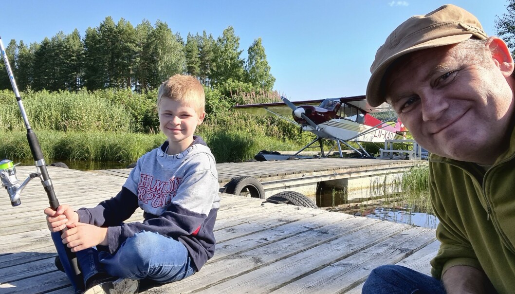 Den skal tidlig krøkes, både med fiskestang og fly. Her har Per Anders Johnsen tatt med sønnen Ludvig til Husodden. Foto: Per Anders Johnsen Den skal tidlig krøkes, både med fiskestang og fly. Her har Per Anders Johnsen tatt med sønnen Ludvig til Husodden. Foto: Per Anders Johnsen