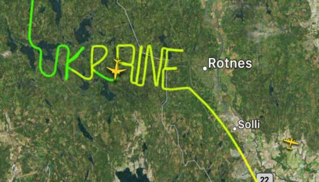 Luftambulansen skrev «Ukraine» i luften onsdag ettermiddag. Foto: Norsk Luftambulanse / Flightradar 24