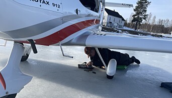 Liggende under flyet er banesjef på Vermundsjøen, Roger Pildahl. Liggende under flyet er banesjef på Vermundsjøen, Roger Pildahl.