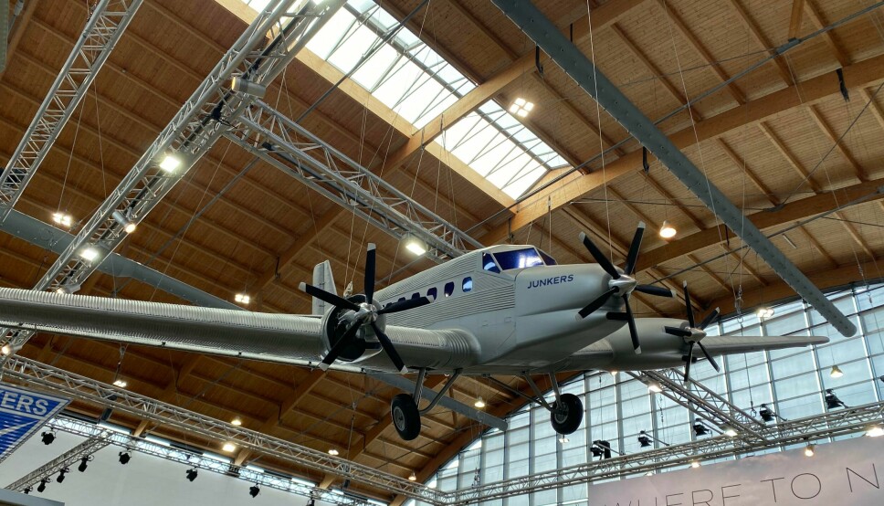 GJØR COMEBACK: Nå henger den i taket på messen Aero Friedrichshafen, men planen til Junkers Aircraft Compaby er at denne flytypen snart blir et vanlig syn i fri luft også.