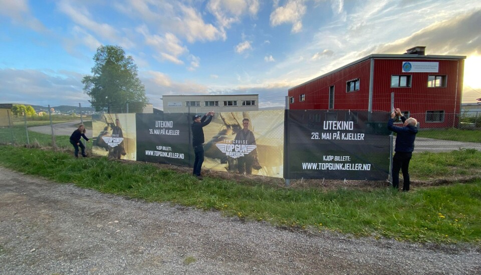 UNIK VISNING: Det blir både Åpen dag og filmvisning på Kjeller flyplass på torsdag. Dette banneret har Paramount laget og sendt hele veien til Kjeller. Foto: Vibeke Nygaard UNIK VISNING: Det blir både Åpen dag og filmvisning på Kjeller flyplass på torsdag. Dette banneret har Paramount laget og sendt hele veien til Kjeller. Foto: Vibeke Nygaard