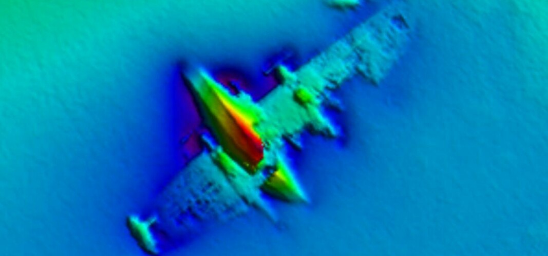 Terrengmodellbilde som viser flyvraket på havbunnen ikke langt fra Svalbard. Flyvraket er et fredet kulturminne og forvaltningsansvaret ligger hos Sysselmesteren på Svalbard. Flykroppen er ca. 14 meter lang. Vingespennet er tydelig knekt, og flyet har tre motorer, hvor den ene ligger under vraket. Foto: Kartverket
