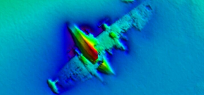 Terrengmodellbilde som viser flyvraket på havbunnen ikke langt fra Svalbard. Flyvraket er et fredet kulturminne og forvaltningsansvaret ligger hos Sysselmesteren på Svalbard. Flykroppen er ca. 14 meter lang. Vingespennet er tydelig knekt, og flyet har tre motorer, hvor den ene ligger under vraket. Foto: Kartverket