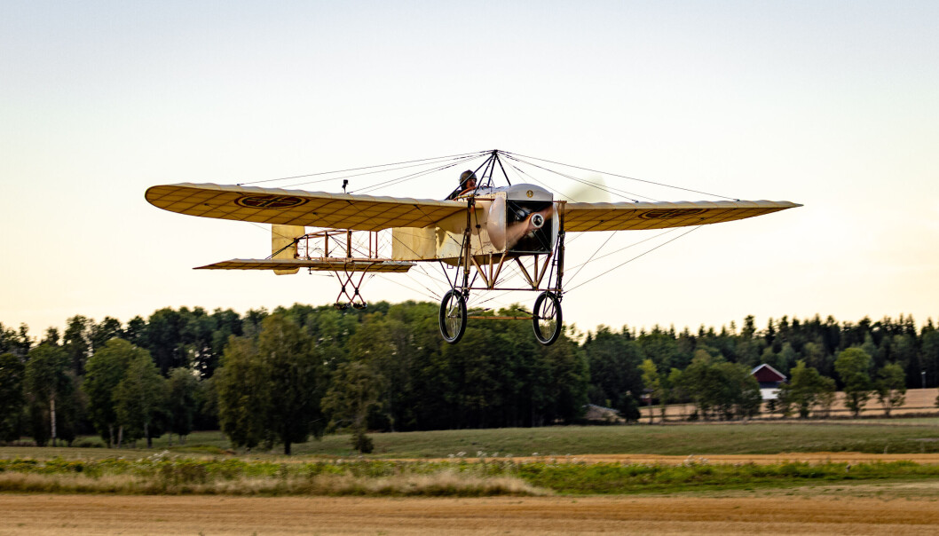 I LUFTEN: Flyger Øyvind Munch Ellingsen i luften over Jarlsberg. I LUFTEN: Flyger Øyvind Munch Ellingsen i luften over Jarlsberg.