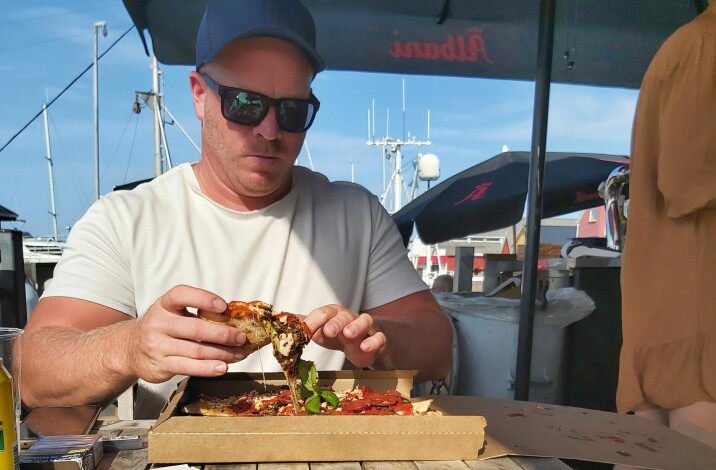 Vesterø Deli er en liten pizzarestaurant nederst i havnen.
