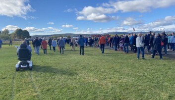 "FOLKEVANDRING": Slik ser det ut når 2000 personer strømmer ut på flystripen for å slå ring rundt Kjeller. "FOLKEVANDRING": Slik ser det ut når 2000 personer strømmer ut på flystripen for å slå ring rundt Kjeller.