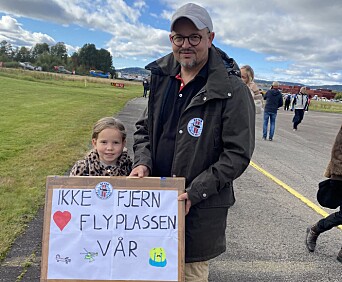 LAGET PLAKAT: Syv år gamle Julie Bengtson hadde laget sin egen plakat. Pappa Øivind kunne fortelle at familien bor i nærmiljøet, og at de har et nært forhold til flyplassen, blant annet gjennom de årlige flyshowene.