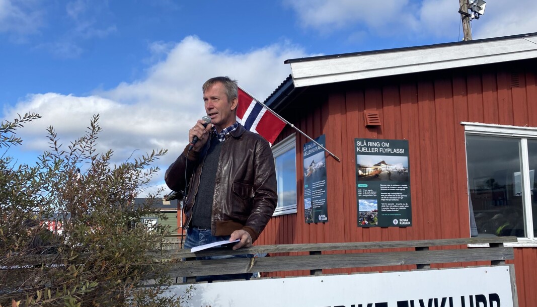 HOLDT APPELL: - Hvis flystripen legges død, vil et unikt kulturminne gå tapt for alltid. Vi har bare en sjanse. Derfor kjære alle sammen, må vi ta vare på flyplassen slik at også fremtidens generasjoner kan bli inspirert og få oppleve den flygende kulturhistorien her på Kjeller, sa leder for Kjeller flyhistoriske kulturpark, Finn Terje Skyrud, under appellen på Kjeller flyplass.. HOLDT APPELL: - Hvis flystripen legges død, vil et unikt kulturminne gå tapt for alltid. Vi har bare en sjanse. Derfor kjære alle sammen, må vi ta vare på flyplassen slik at også fremtidens generasjoner kan bli inspirert og få oppleve den flygende kulturhistorien her på Kjeller, sa leder for Kjeller flyhistoriske kulturpark, Finn Terje Skyrud, under appellen på Kjeller flyplass..