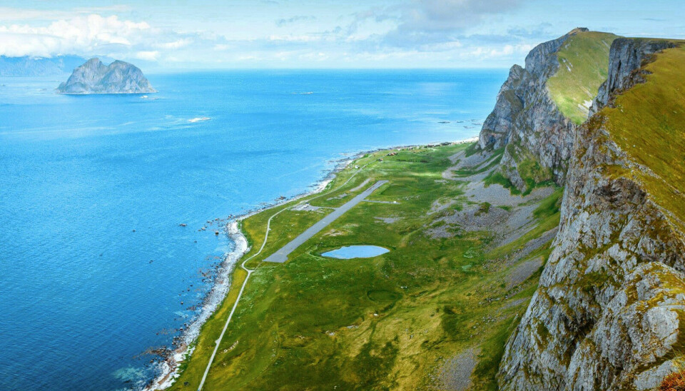 SELGER FLYPLASS: Eiendommen ligger på nordsiden av Værøy, med få meter til havet og utsikt mot Mosken og hele Lofotveggen. Flyplassen ble nedlagt i 1990 grunnet utfordende værforhold.