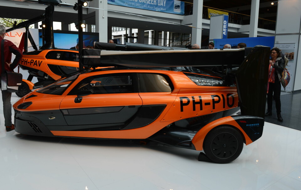 Den flygende bilen PAL-V er kanskje blant de flygende bil-konseptene som har kommet lengst. Fartøyet, som er produsert av et nederlandsk selskap, kan operere i en høyde opp til 3500 meter og har en rekkevidde på 500 kilometer. Den trenger 330 meter bane for å ta av.