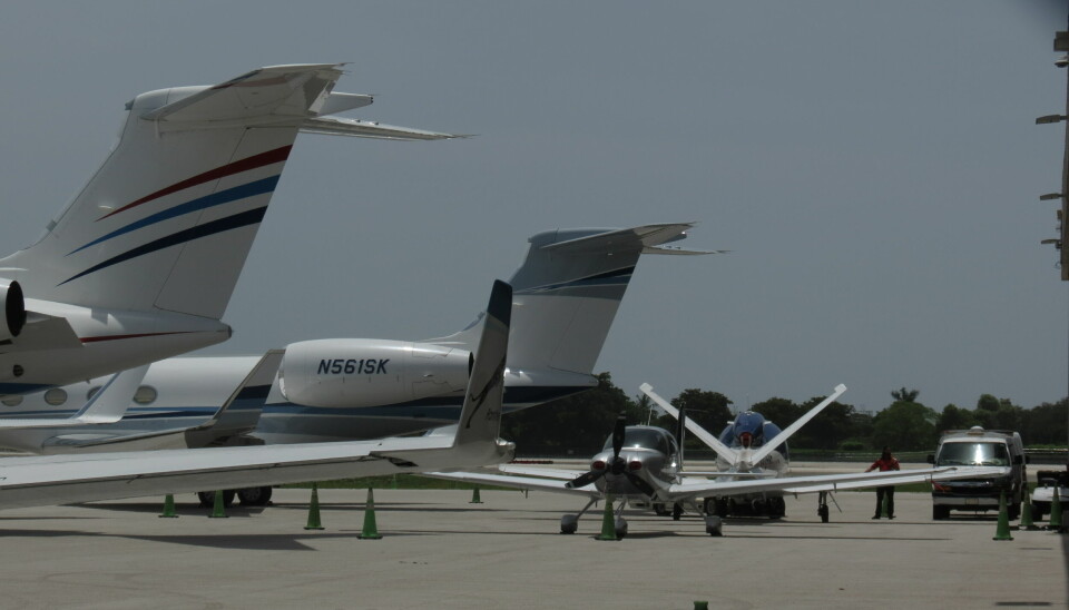 VARIASJON: Amerikansk GA på ett brett; den populære Cirrus Jet litt skjult bak sin stempelmotorslektning Cirrus SR22 på Fort Lauderdale.
