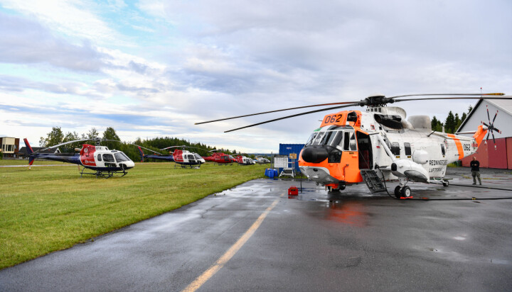 HAMAR: Hele fem sivile og minst ett militært helikopter har base på Stafsberg om dagen i forbindelse med redningsaksjonen i Innlandet. Foto: Fredrik Olastuen
