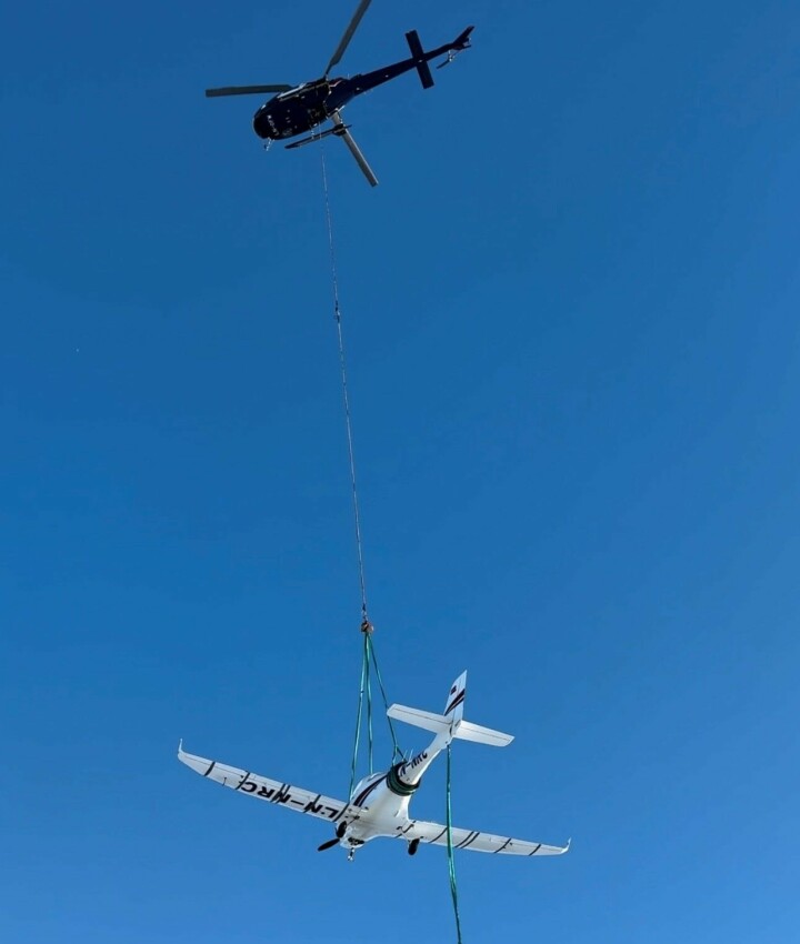 Nedre Romerike Flyklubbs Aquila hentes ut med helikopter fra Helitrans etter nødlandingen lørdag 20. januar.