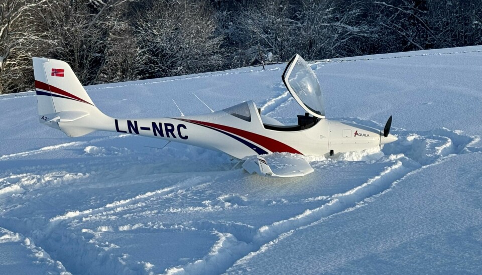 Nedre Romerike Flyklubbs Aquila LN-NRC på jordet etter nødlandingen lørdag 20. januar.