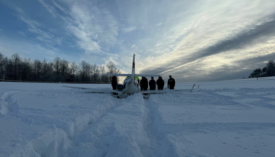 Flyet på jordet etter nødlandingen som fant sted cirka 800 meter fra flyplassen. Foto: Helge Storflor