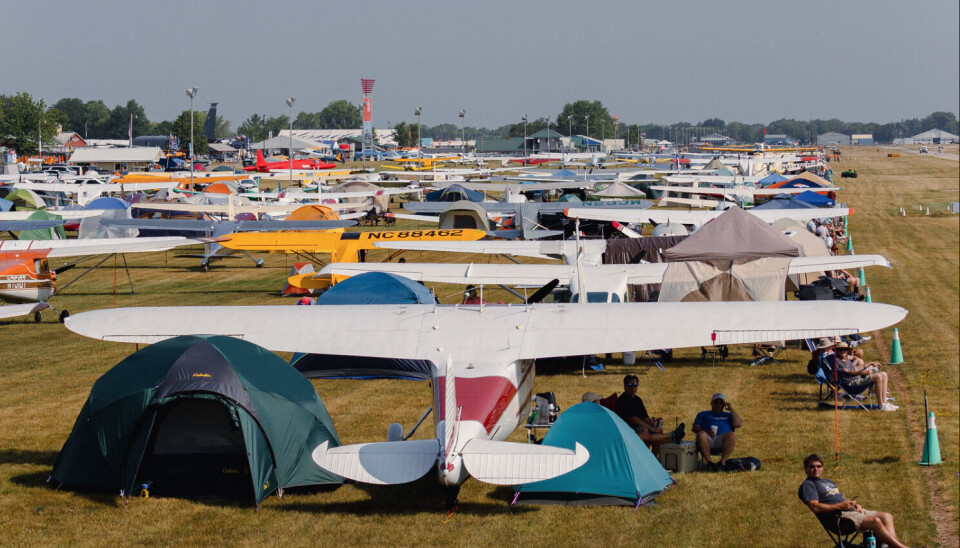 Årets AirVenture samlet nær 700.000 entusiaster fra 98 land. Mange valgte å campe under vingen.