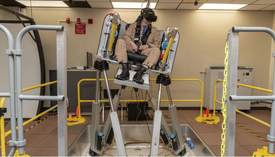 NASA-testpilot Wayne Ringelberg tester byråets lufttaxisimulator ved Armstrong Flight Research Center i Edwards, California.