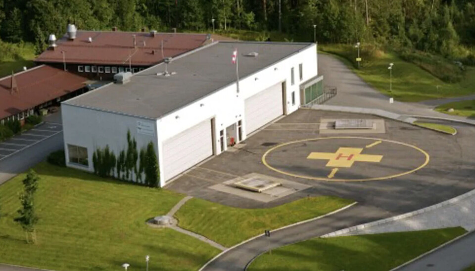 Luftambulansebasen på Lørenskog må stenges for utbedringer som Luftfartstilsynet krever. Det er bemerkninger som er gitt etter arbeidsmiljøloven som fører til en midlertidig flytting av helikoptere, mannskap og legebil som brukes i nærområdet når det ikke er flyvær. NLA-basen på Lørenskog-