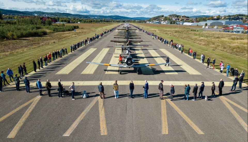 I SIRKEL FOR KJELLER: Over 2000 personer stod i september 2022 skulder ved skulder og viste sin støtte til Kjeller flyplass. Snart kan det være slutt. Foto: Vidar Sandnes