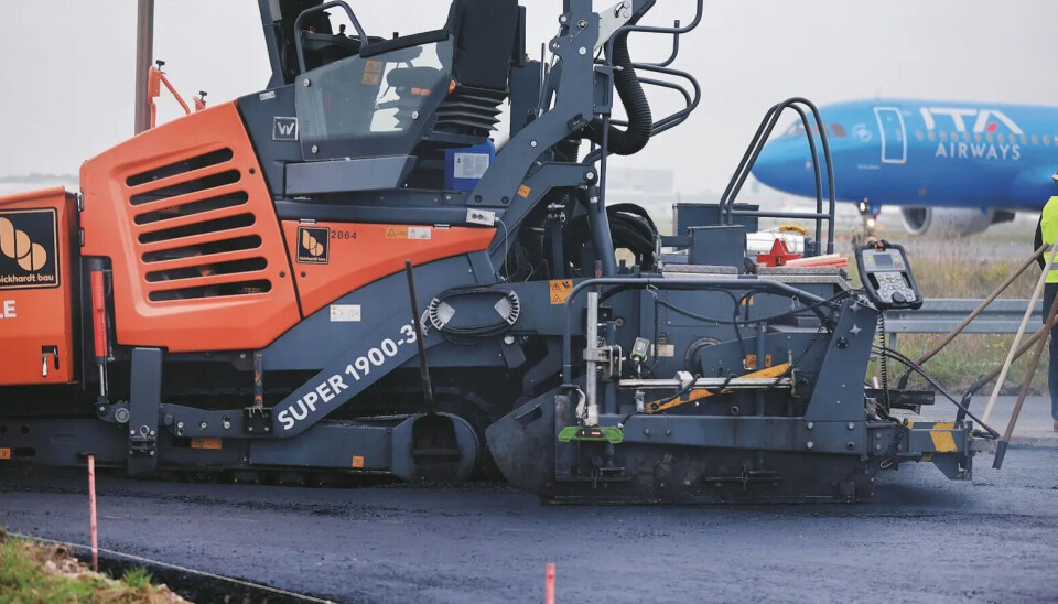 BANEBRYTENDE: Frankfurt Airport tester en ny type asfalt.