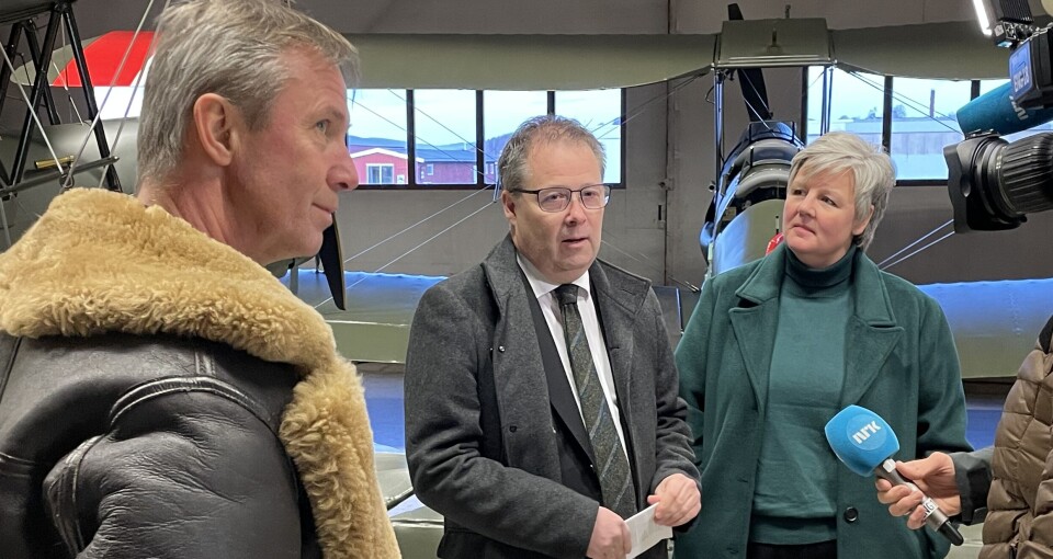 Leder av Gladiator-stiftelsen Finn Terje Skyrud (tv.) tar imot nyheten om 8 millioner fra Forsvarsminister Bjørn Arild Gram. Til høyre Janne Bråthen (Sp) medlem av Lillestrøm kommunestyre.