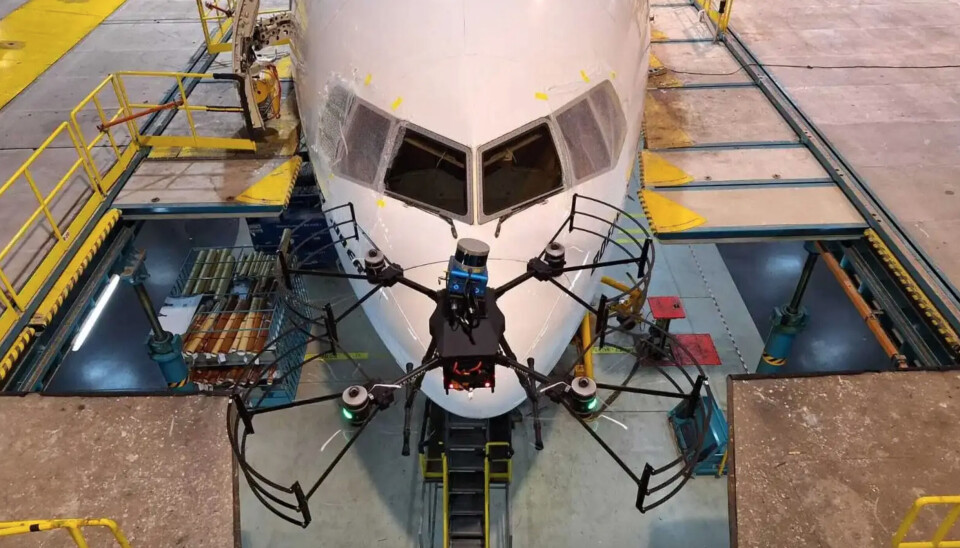 Near Earth Autonomys droneinspeksjonssystem gjør en grundig sjekk av et Boeing 777-300ER på Emirates Airlines’ anlegg i Dubai.