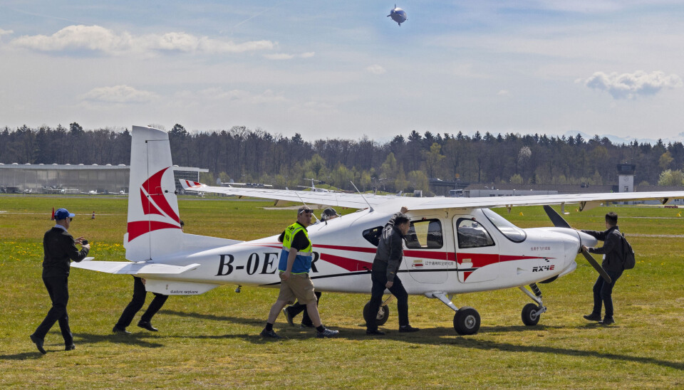 Elflyet RX4E trekkes frem for å bli vist frem i sitt rette element på Aero Friedrichshafen.