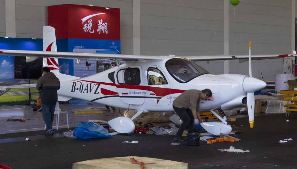 Her pakkes og settes standen opp dagen før åpningen av Aero Expo.