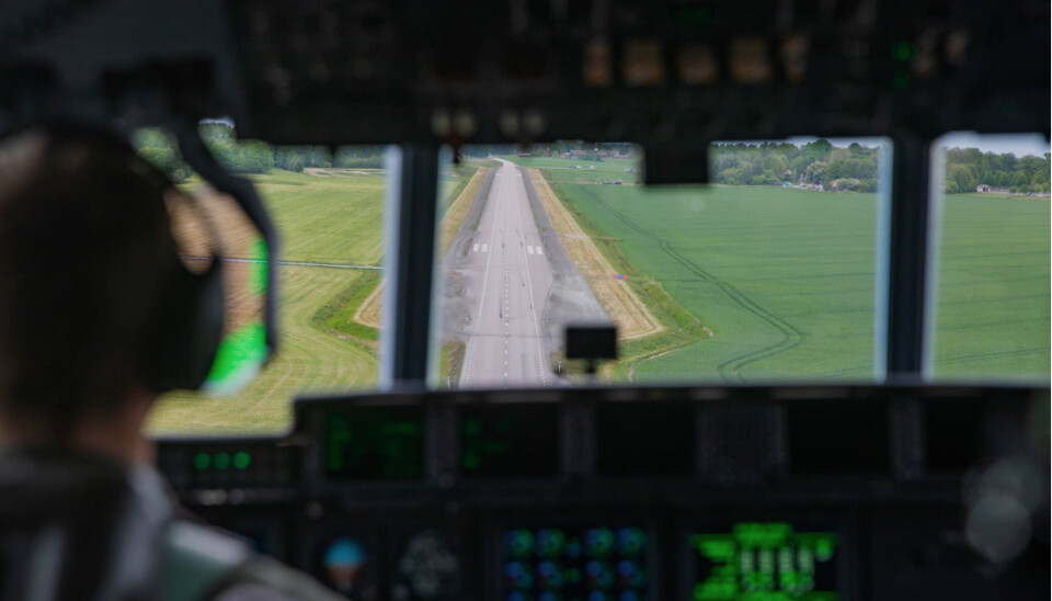 MOTORVEIDEBUT: Den norske C-130J Super Hercules «Frigg» gjennomførte sin første landing på motorvei under en ACE-øvelse i Sverige. Treningen var et svensk initiativ. Foto: Sigrid Margrete Nordgarden Børtnes / Forsvaret