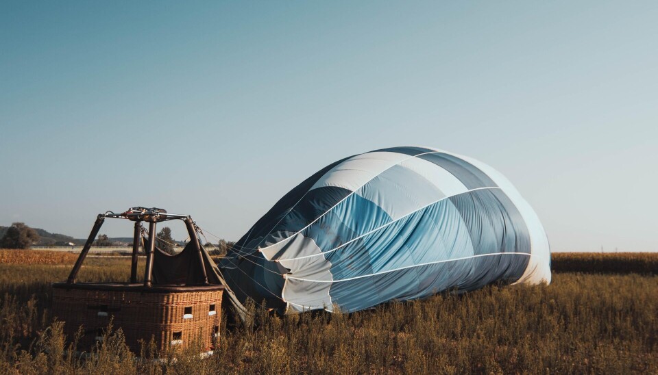 En ballongferd er en ferd fra A til X - ukjent sted. Ingen kan på forhånd vite eksakt hvor ballongen kommer til å lande, den følger vindretningen. Man kan imidlertid finne ut litt om vær og vindretning før start og velge startsted slik at man flyr i en retning hvor man vet at det finnes egnede steder å lande. Obs! Ballongen på bildet er ikke identisk med ballongen som ble angrepet med kumøkk.