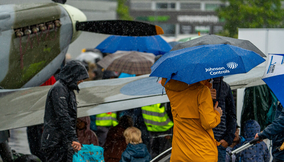Dårlig vær ingen hindring: Til tross for at værgudene ikke spilte på lag var Flydagen på Kjeller godt besøkt.