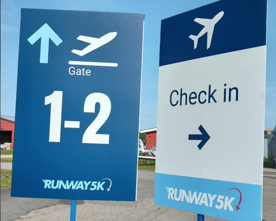 GOD SKILTING: Startnummerutdeling og logistikk ble elegant løst i KFF-hangaren, godt skiltet med flyrelaterte symboler.