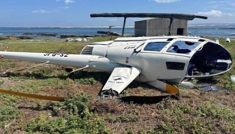 Helikopteret etter havariet – takket være en pingvin i pappeske. Foto: SACAA
