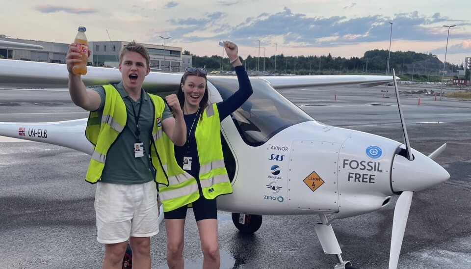 Einar (elev) og Oda (instruktør) like etter at Einar fullførte sin første soloflyging i det helelektriske skoleflyet Pipistrel Velis Electro på Bergen lufthavn Flesland.
