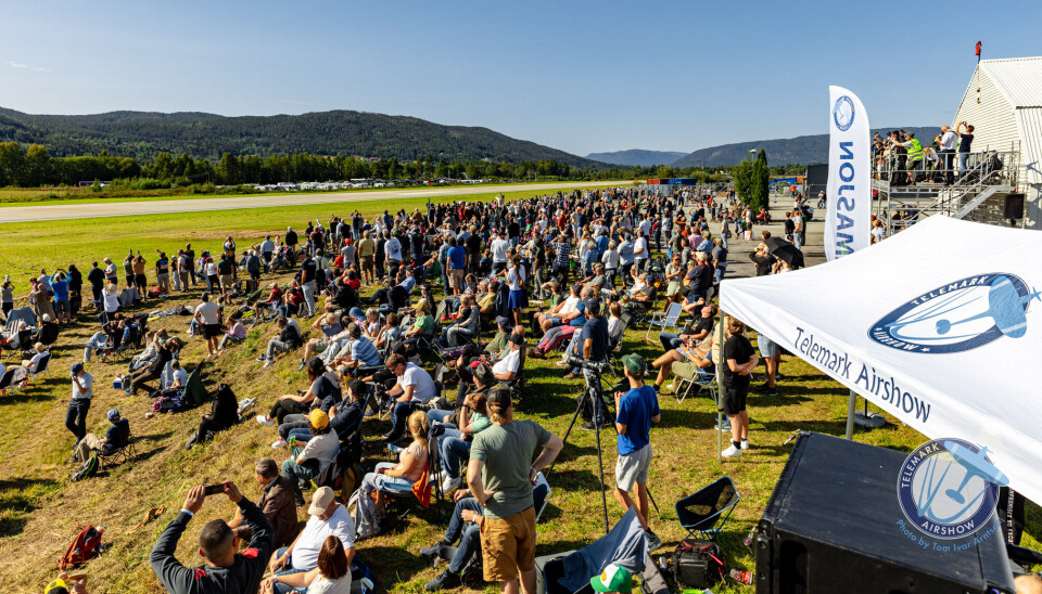 Fra små barn til erfarne flyentusiaster – Telemark Airshow trekker et variert publikum som får oppleve både historiske fly og moderne luftmakt.