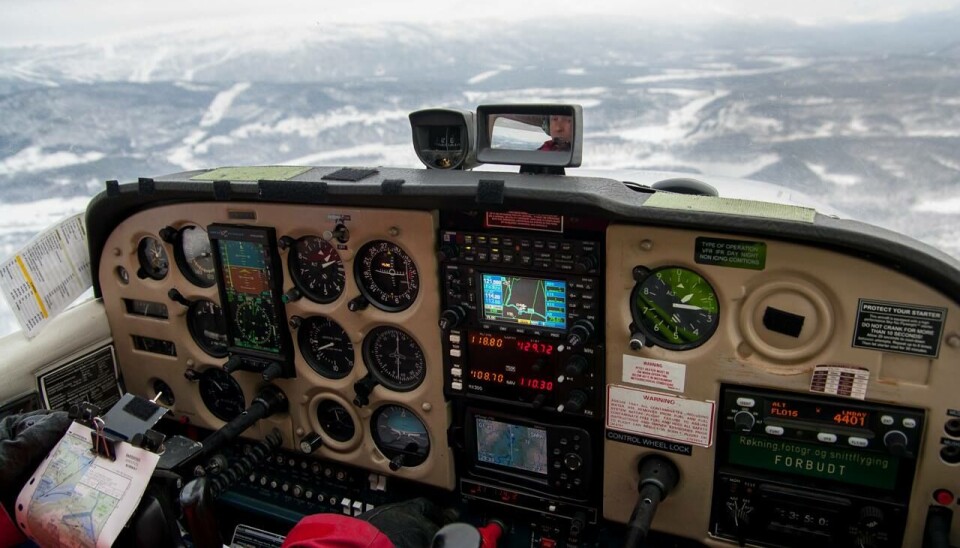 SMÅFLY: Selv om GPS kun er et hjelpemiddel når du flyr VFR, har vi blitt litt avhengig. Som her ombord hos Bardufoss flyklubb underveis til Andøya.